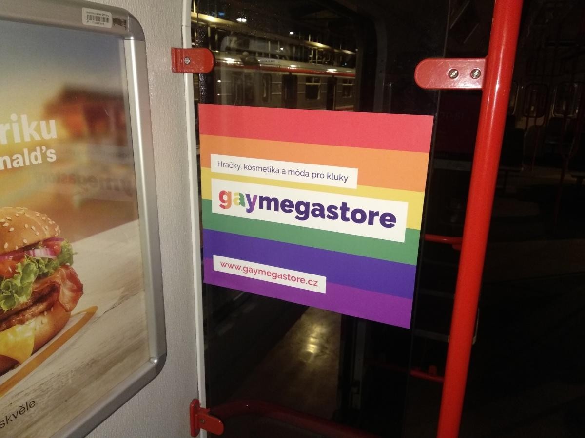 Gaymegastore v pražském metru